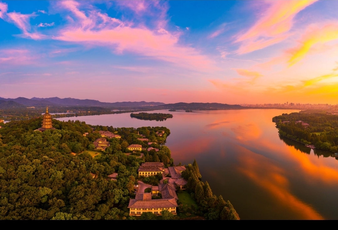 Early morning sunrise over West Lake in Hangzhou